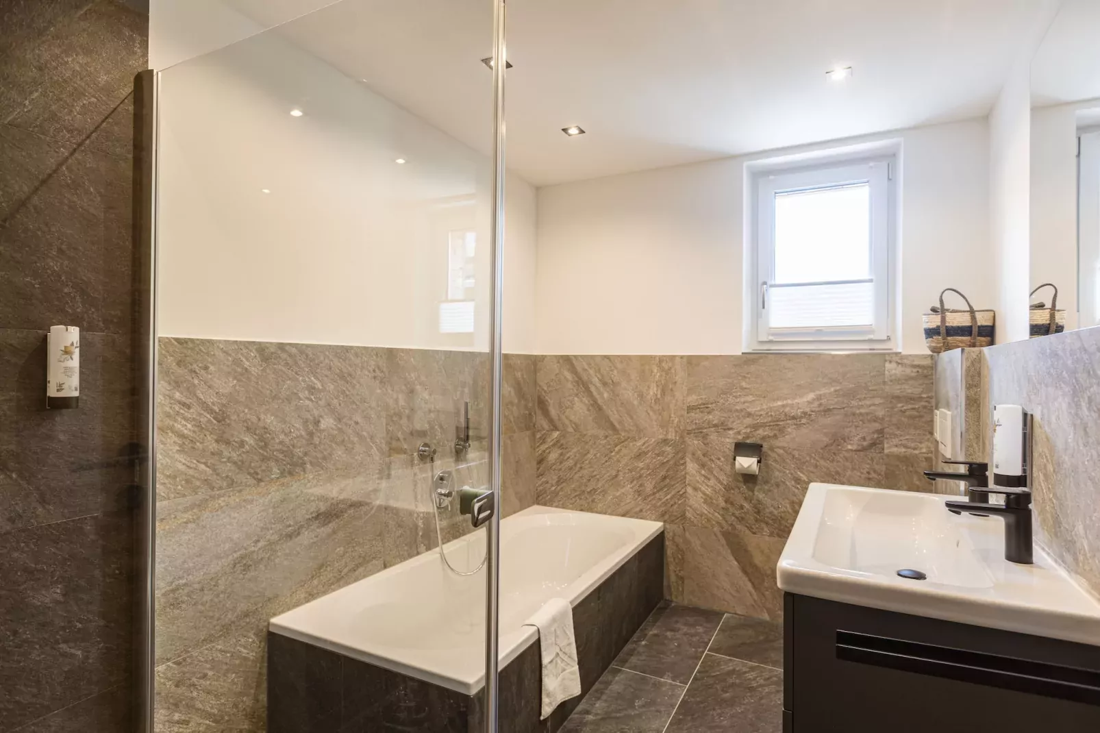 Zugspitz Suites Lermoos 9-Badkamer