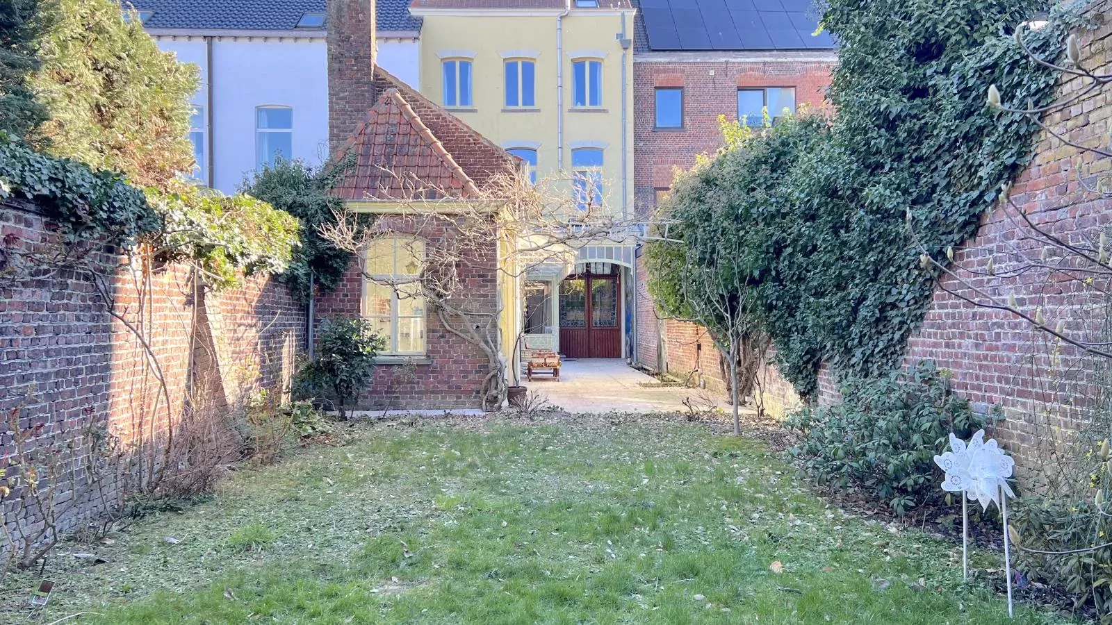 La Maison Bleue Ronse-Buitenkant zomer