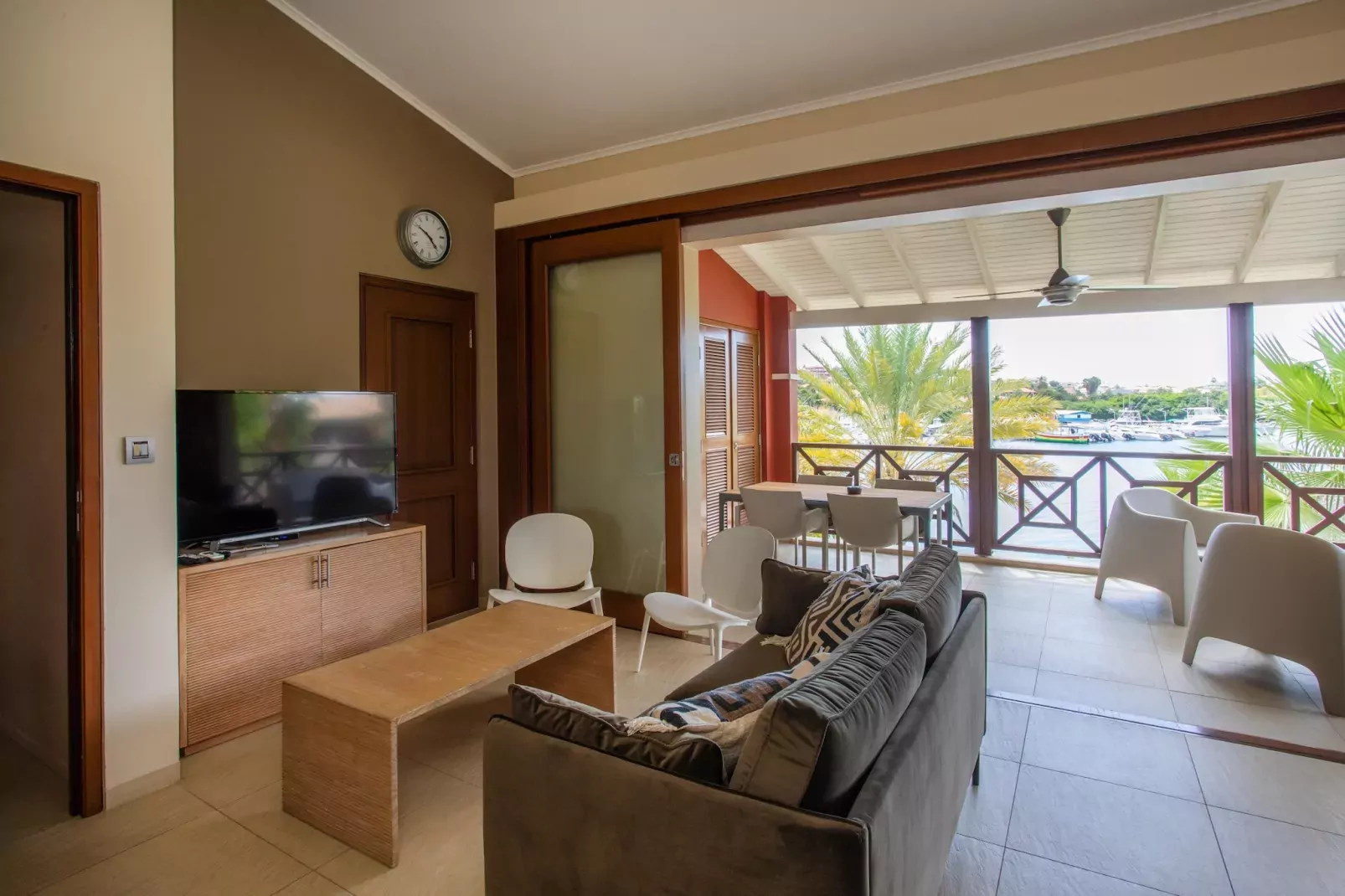 Spanish Water Apartment-Woonkamer