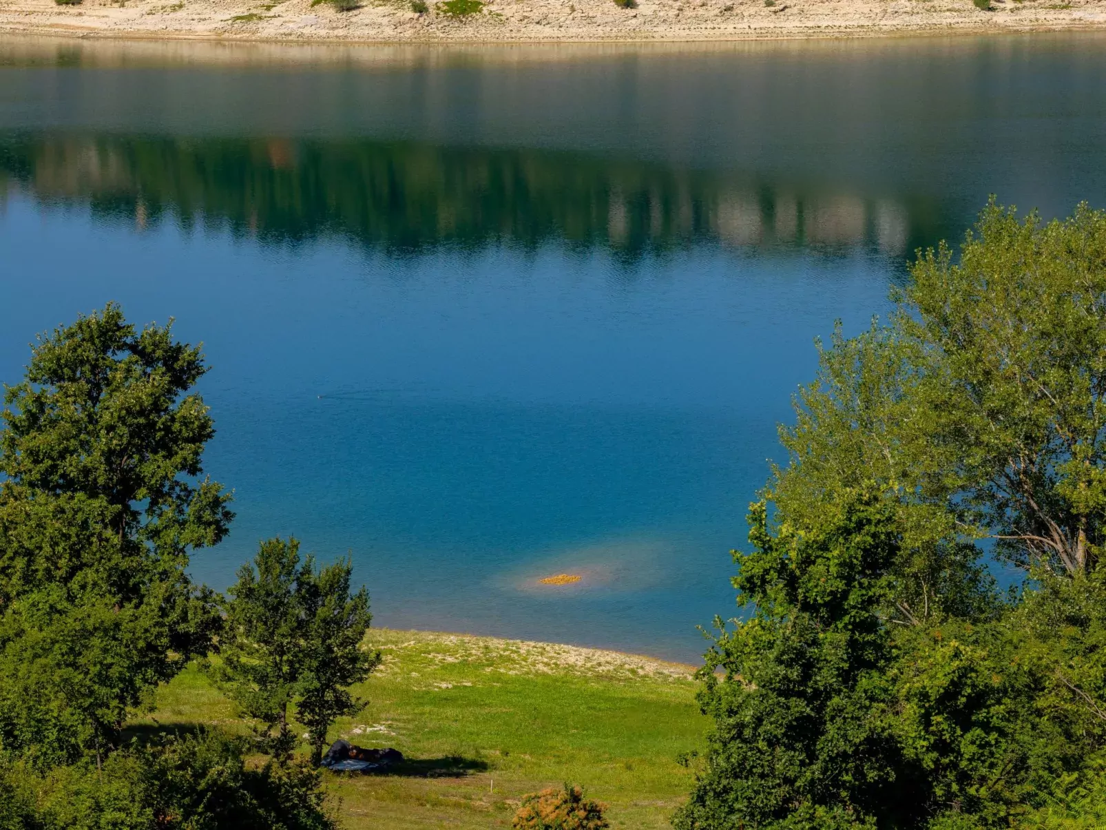 Escape on lake-Buiten