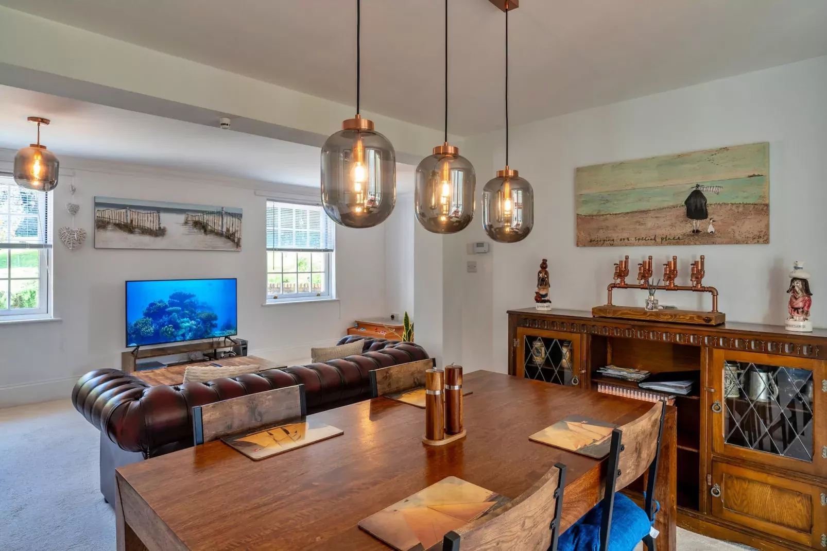 Nicely Tucked Away Cottage-Eetkamer