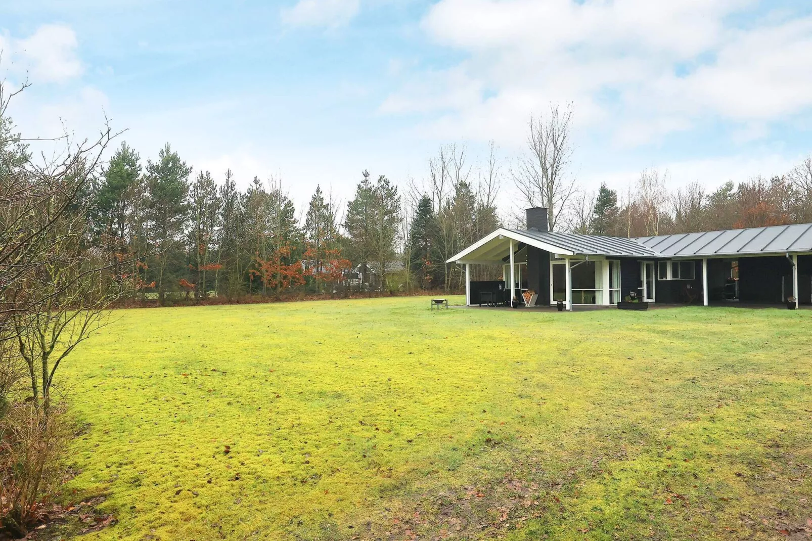 Rustig vakantiehuis in Højslev met een gazon-Buitenlucht