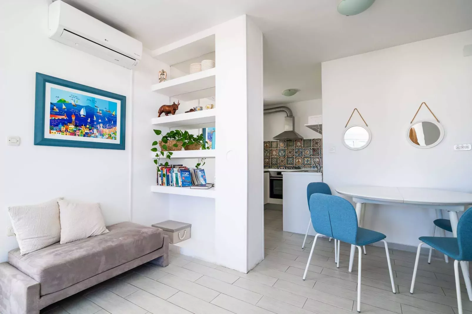Apartment Radovan - One-Bedroom Apartment with Balcony and Sea View-Woonkamer