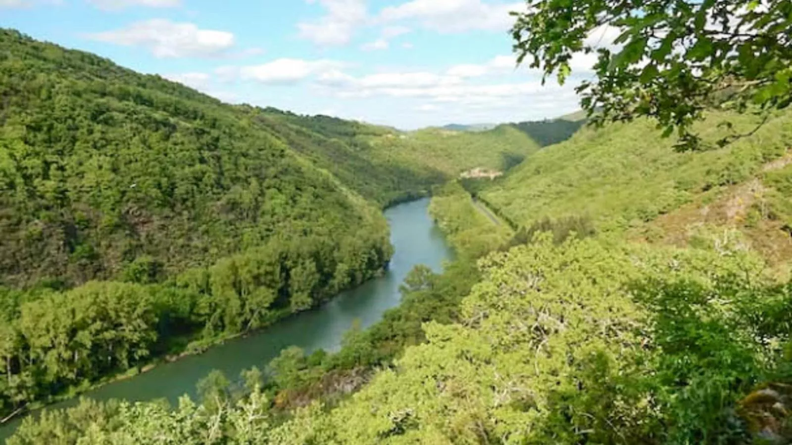Gite Brousse le Chateau-Uitzicht zomer