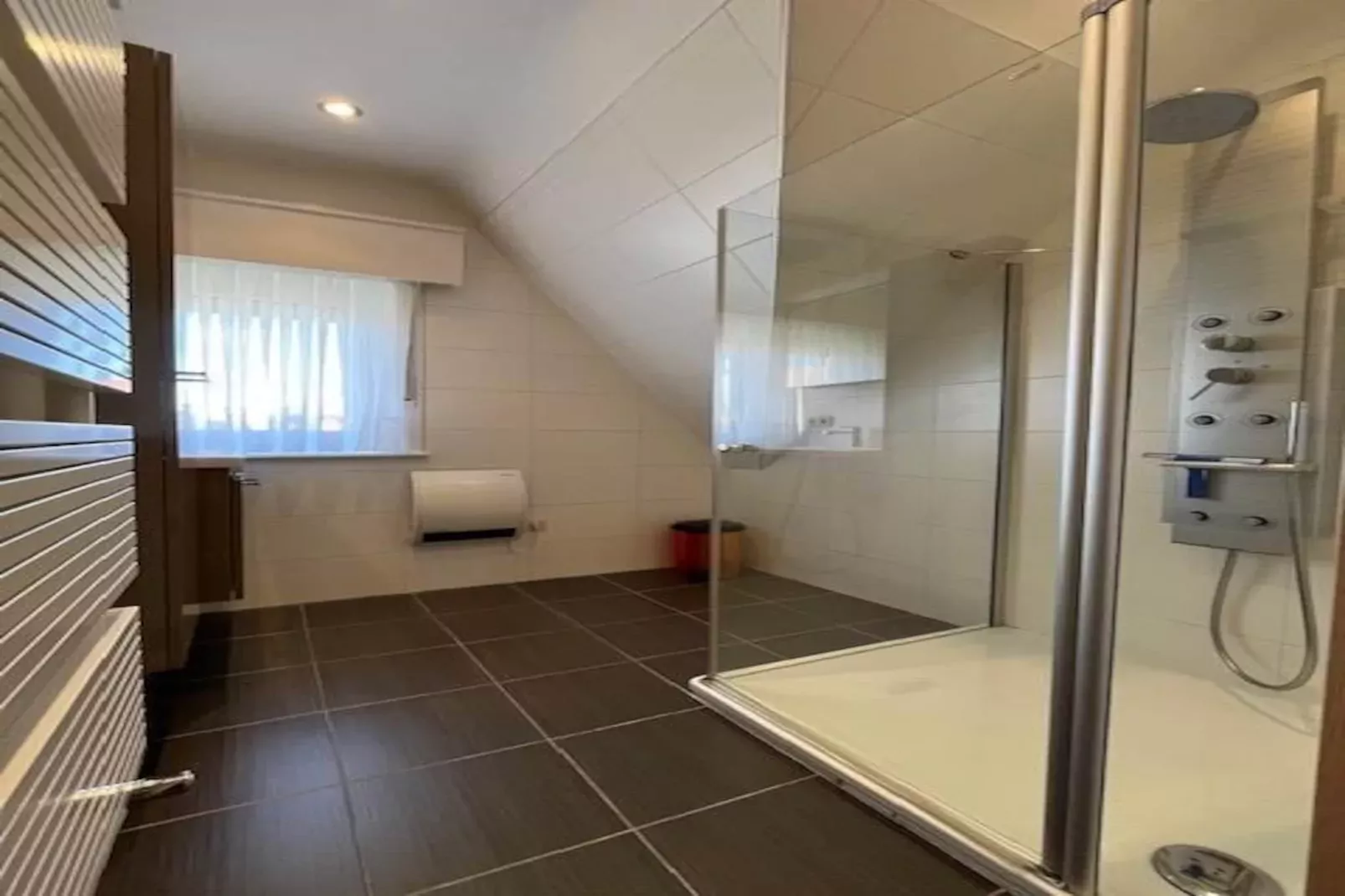 VILLA ZEEBRIES WONING-Badkamer