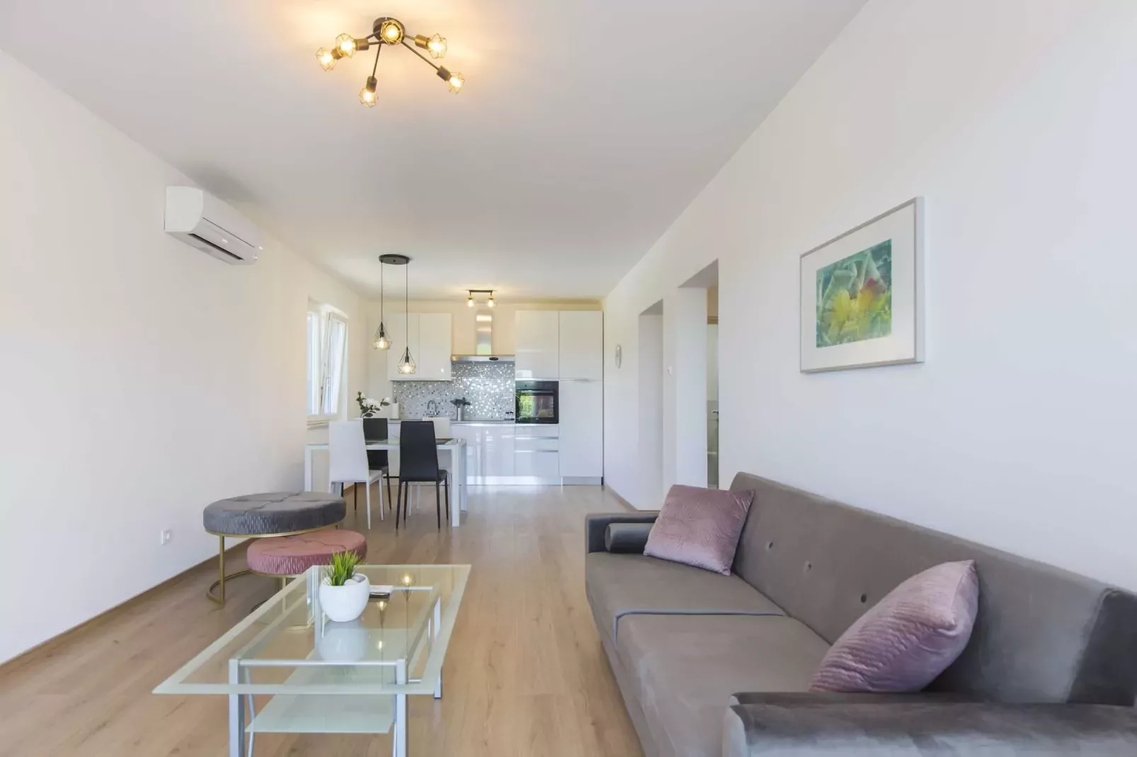 Apartment Mirna with Pool and Lovely Garden-Woonkamer