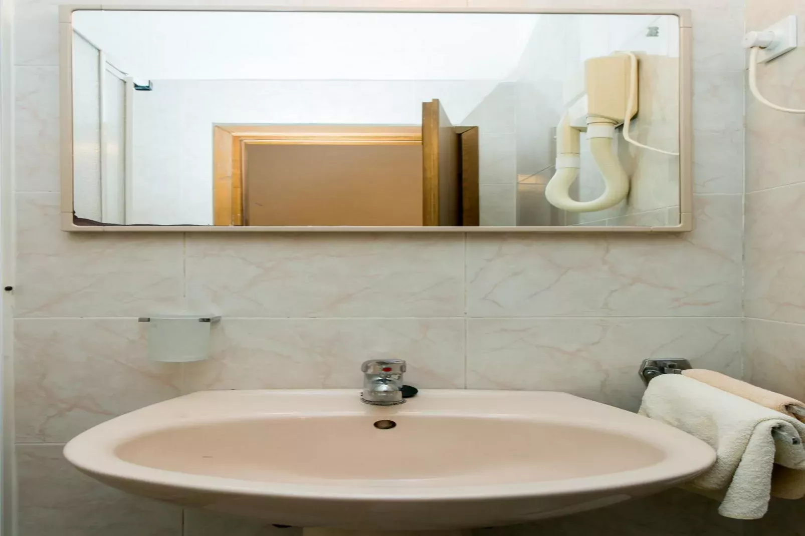 Apartments Elelu - Two-Bedroom Apartment with Terrace-Badkamer
