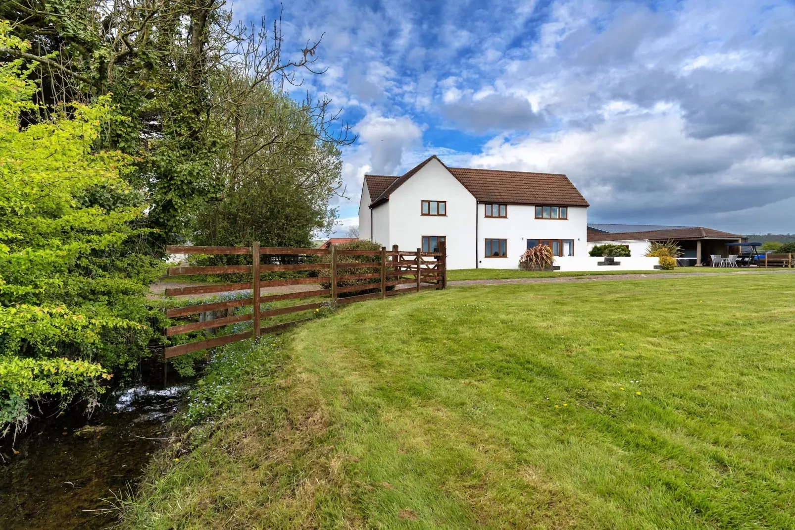 Stone Bow Farmhouse-Buitenkant zomer