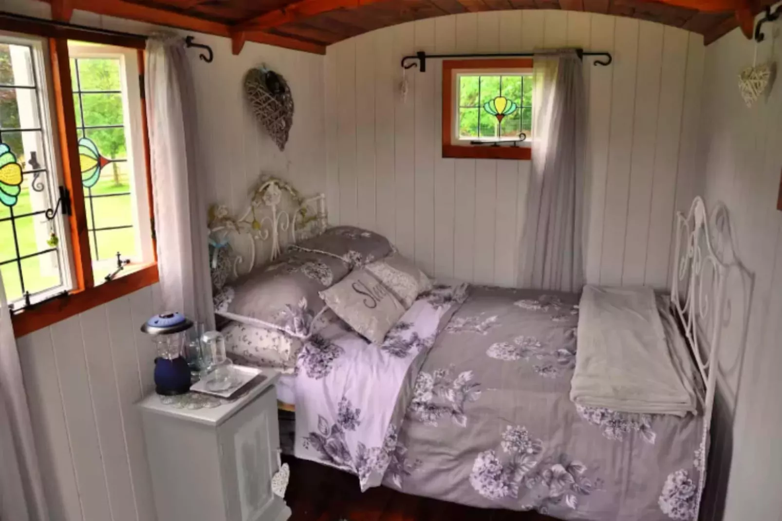 Shepherd's Hut at Hilltop Farm-Slaapkamer