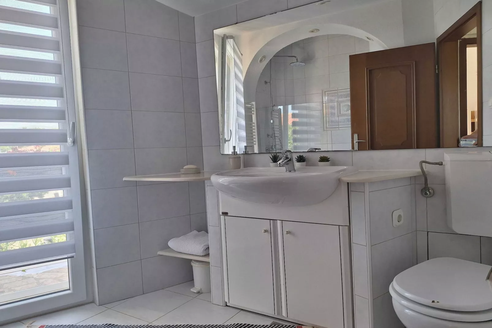 Sea View  Apartment Povljana - One Bedroom Apartment with Sea View-Badkamer