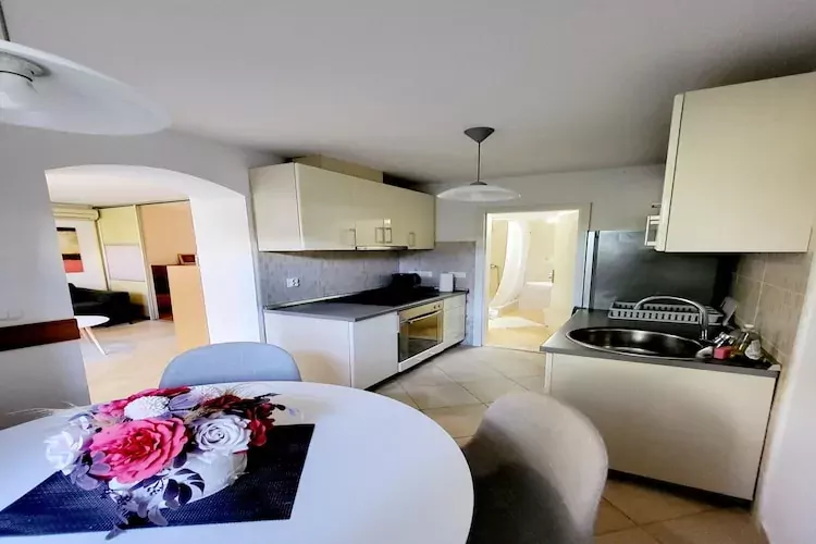 Green Terrace Apartment I - Studio Apartment with Terrace-Keuken