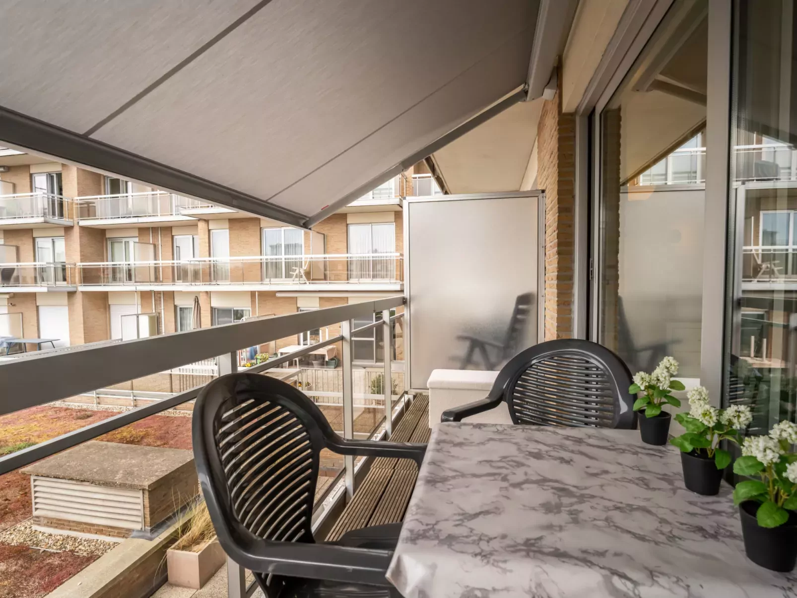 Cosy @ the beach studio with pool-Buiten
