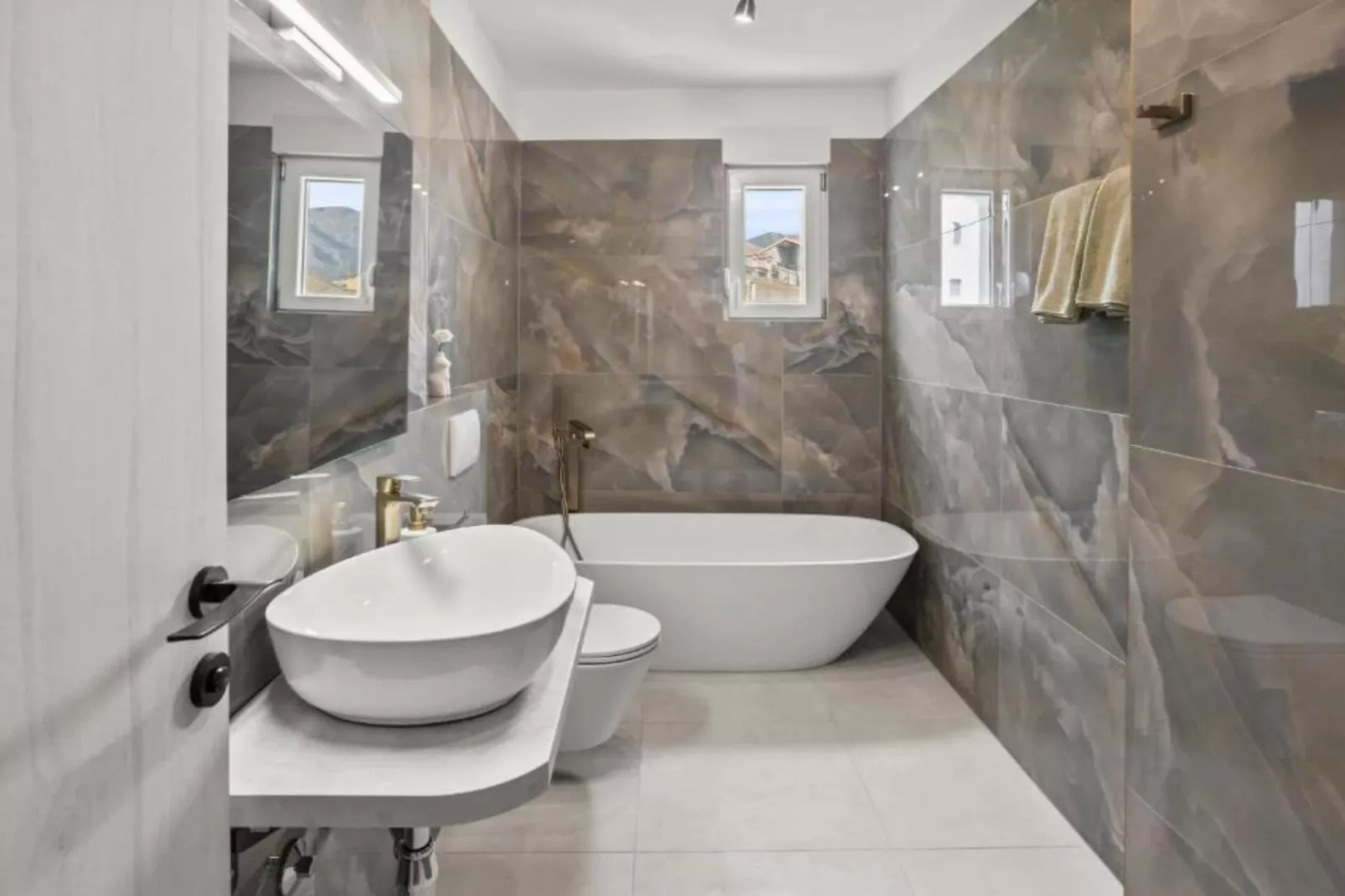 Three-Bedroom Penthouse Apartment-Badkamer