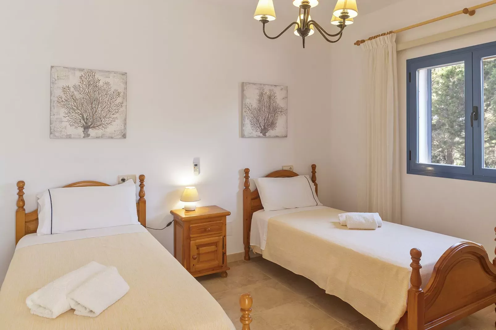 Es Lliri Blanc-Image-tags.