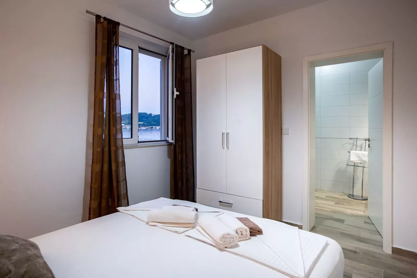 Villa Guliva - Apartment Golden Sun with Sea View-Slaapkamer