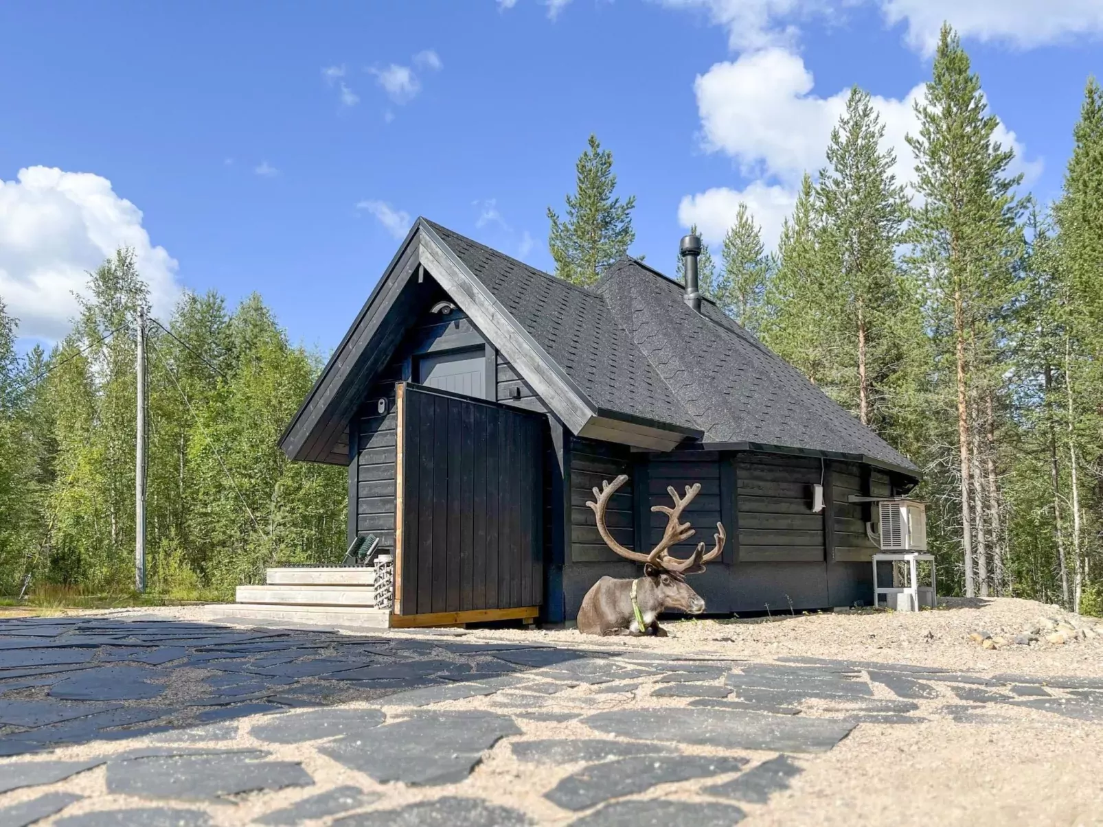 Samruam b aurora cabin-Buiten