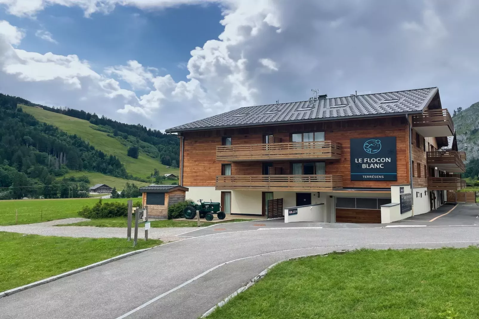 CHAPELLE DABONDANCE Le Flocon Blanc A40P-Buitenkant zomer