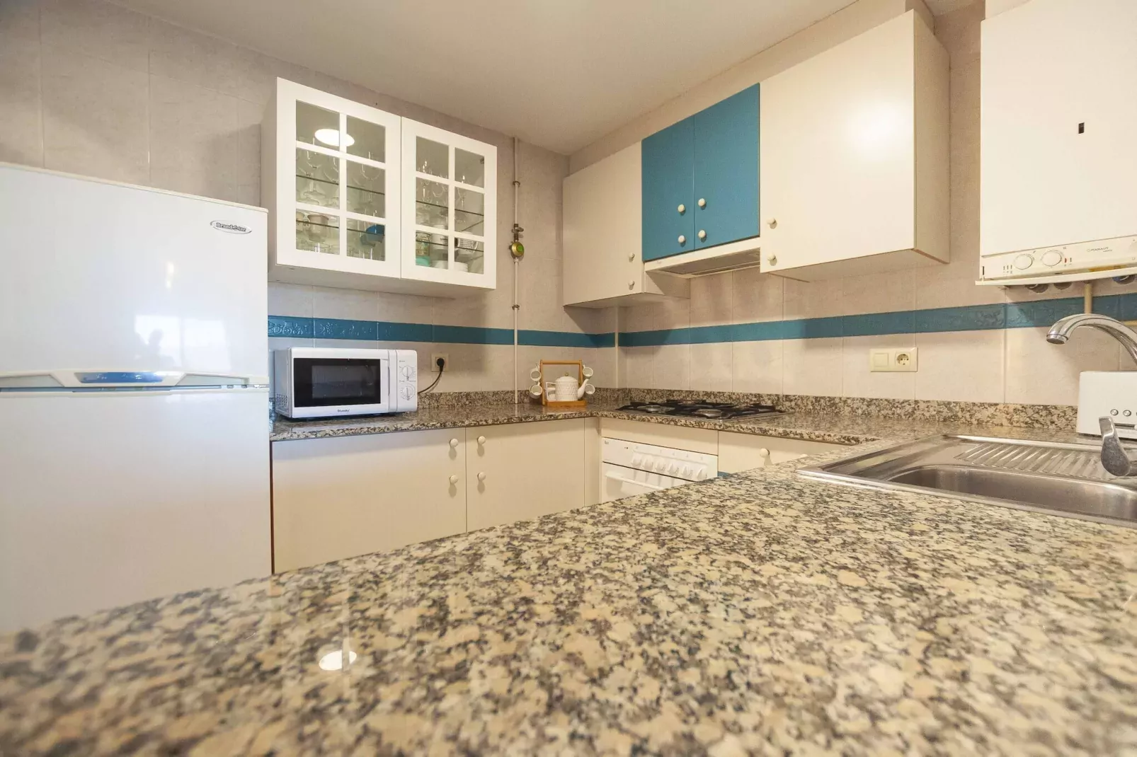 1234 MIRASOL con piscina-Keuken