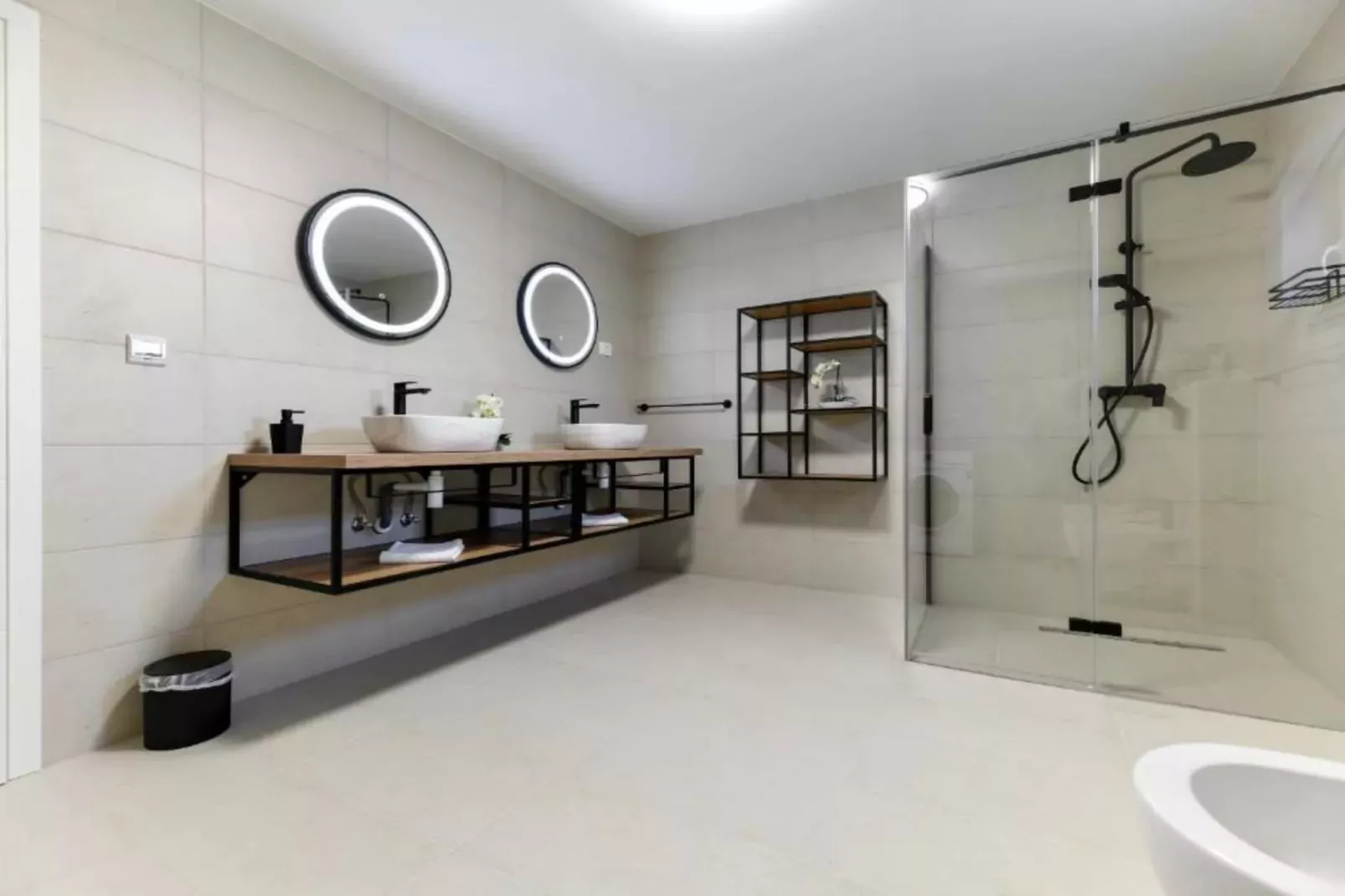 Four Bedroom Villa With Hot Tub-Badkamer