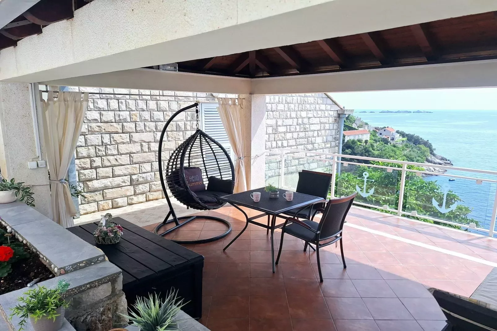 Indy's Beach Apartments- Studio Apartment with Patio and Sea View-Terras