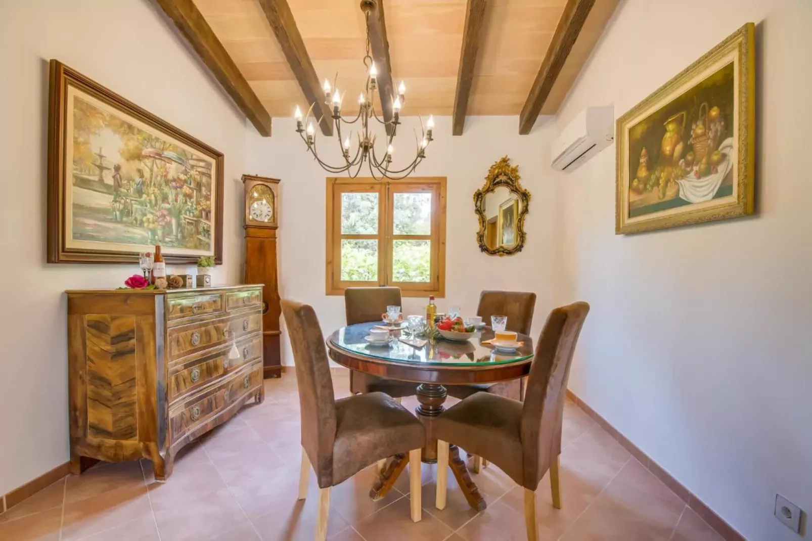 Ses Comes-Eetkamer