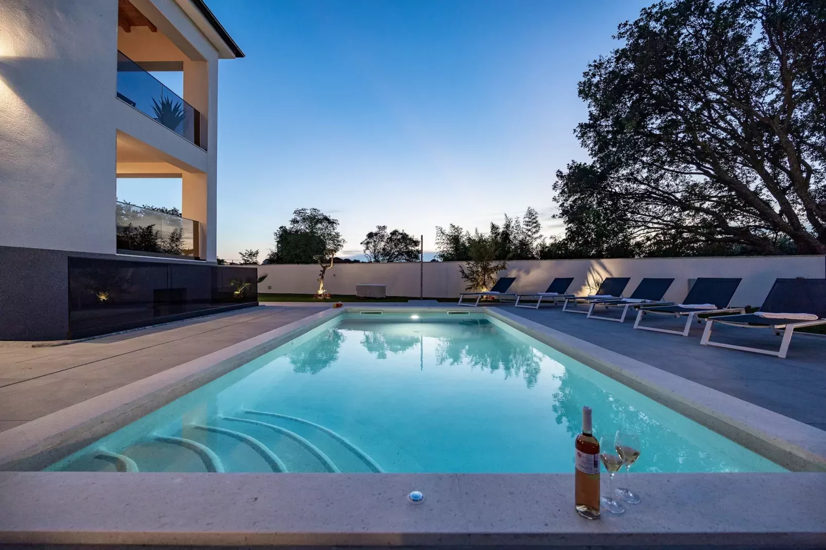 Villa Antares - Luxurious Vacation Oasis-Zwembad