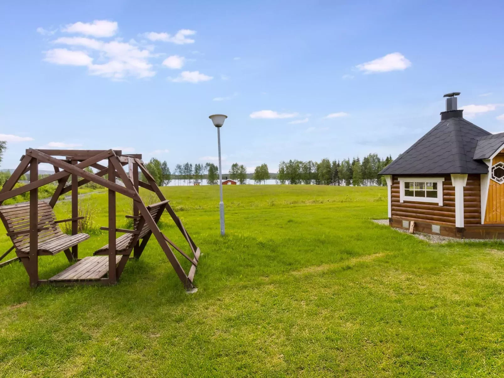 Ruka-kitkan käki-Buiten