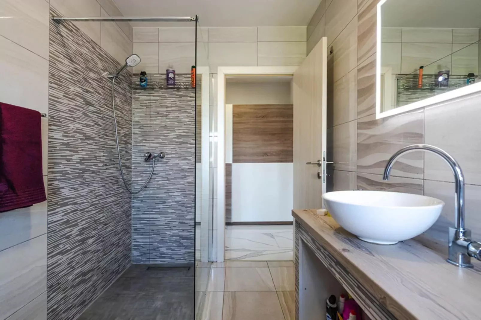 Villa Lily with Private Pool and a Lovely Garden-Badkamer