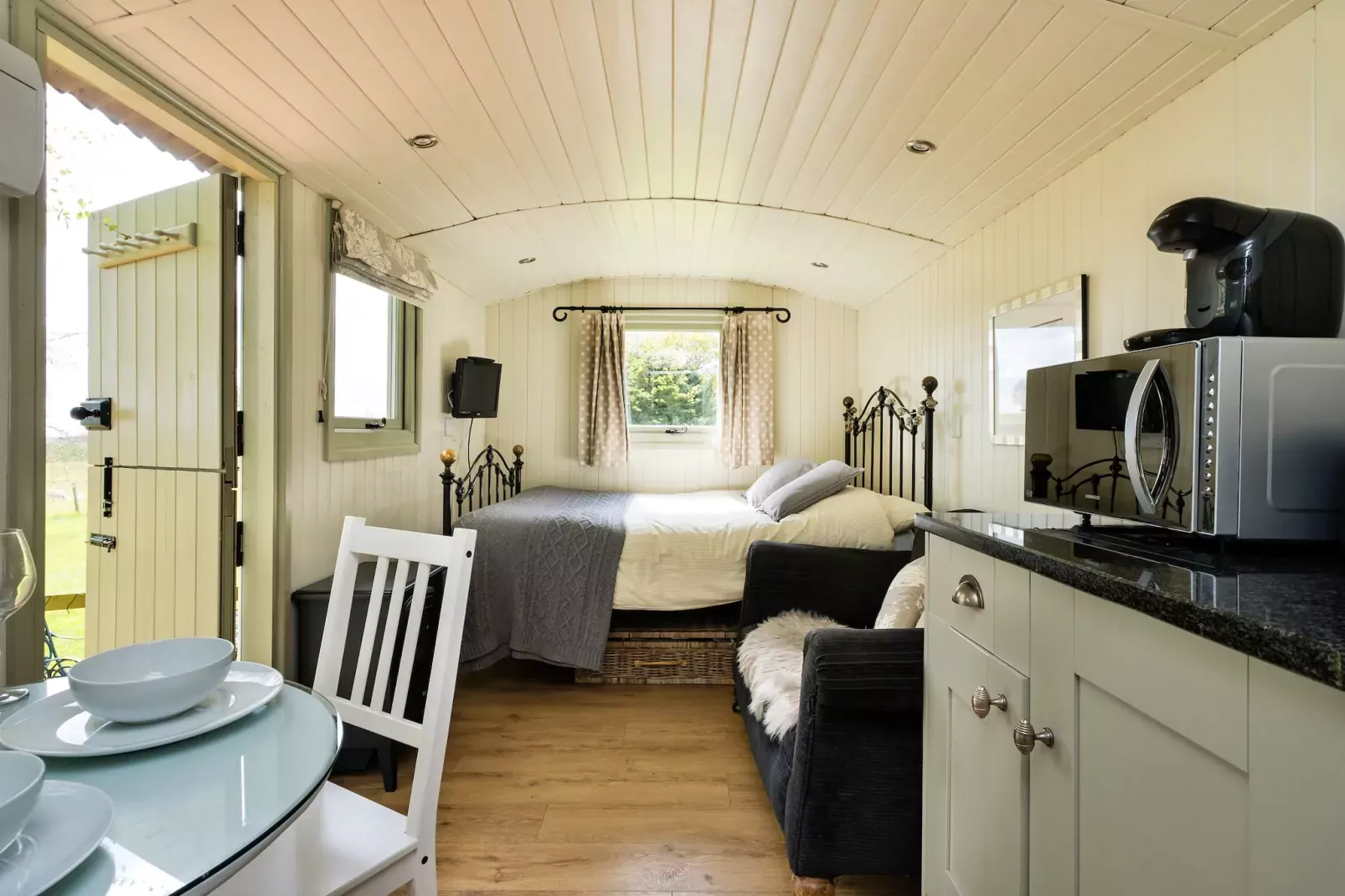 Hay and Hedgerow Glamping-Keuken