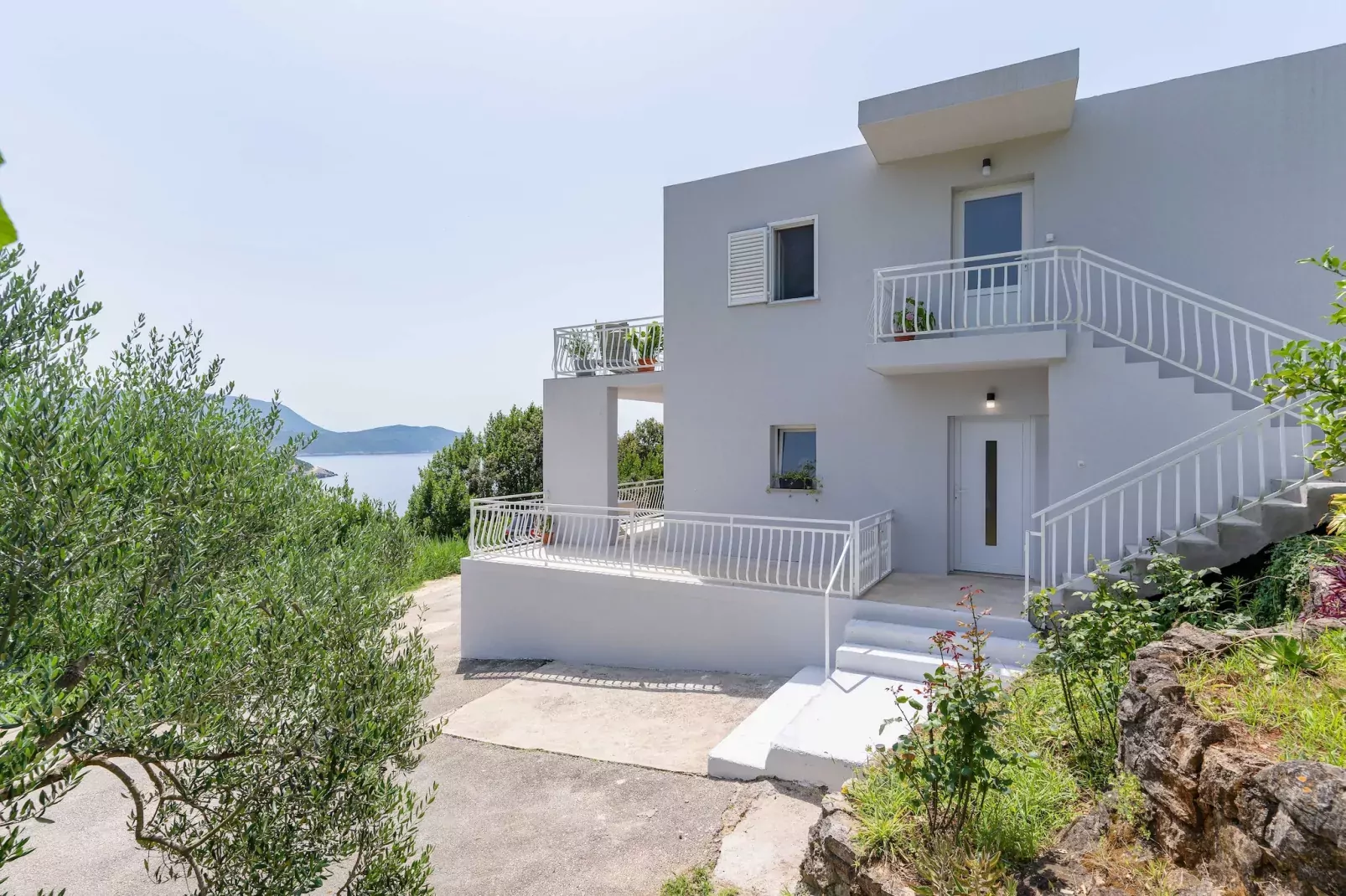 Apartment Konak - Two Bedroom Apartment with Terrace and Sea View-Buitenlucht