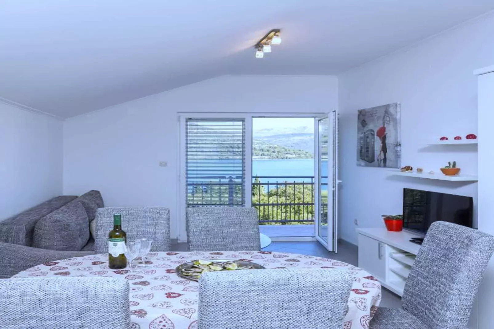 Apartments Memunić - One Bedroom Apartment with Balcony and Sea View (CRVENI)-Binnen