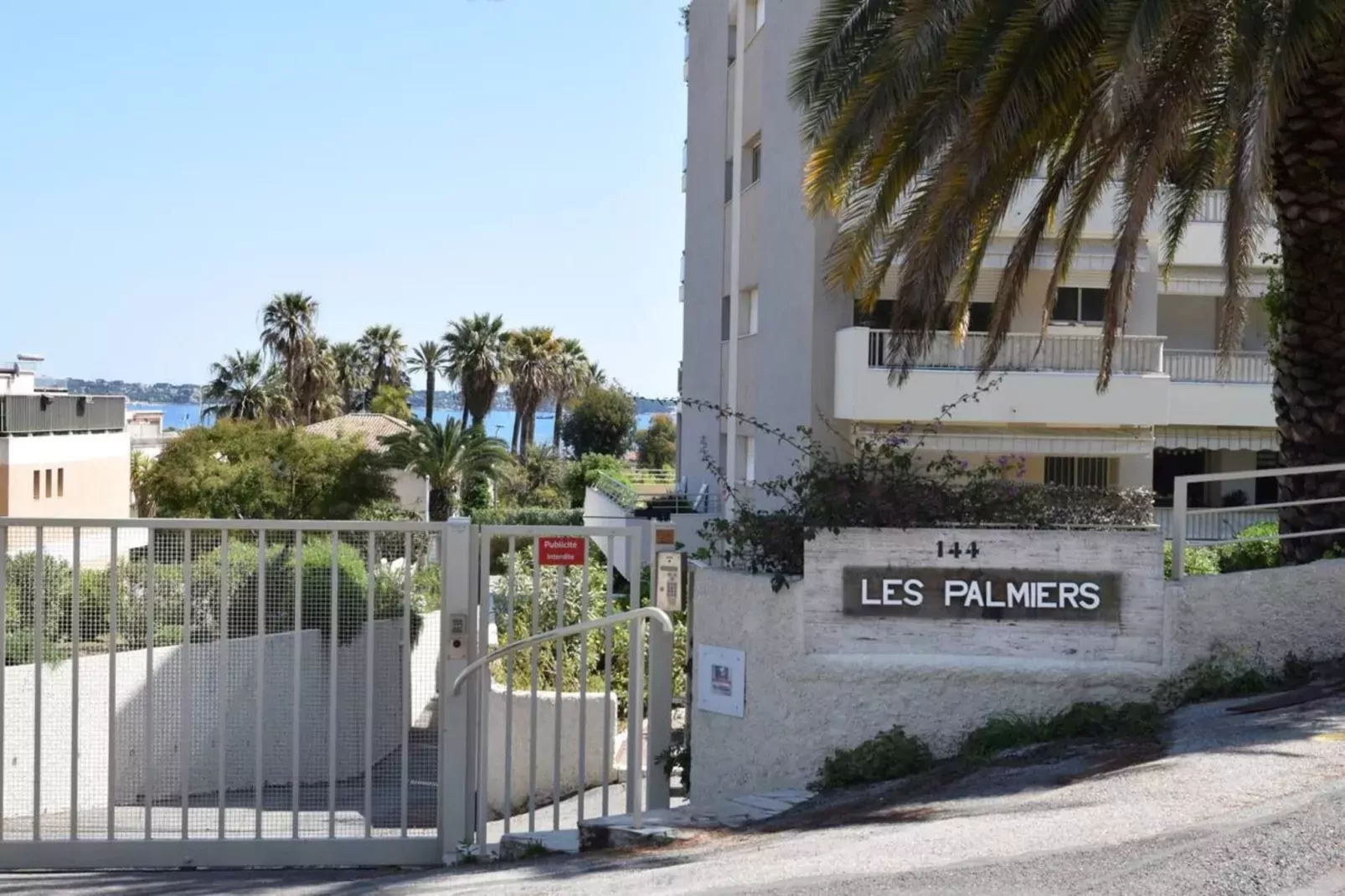 Vue Mer à Golfe-Juan Proche Cannes Plage et Garage-Buitenkant zomer