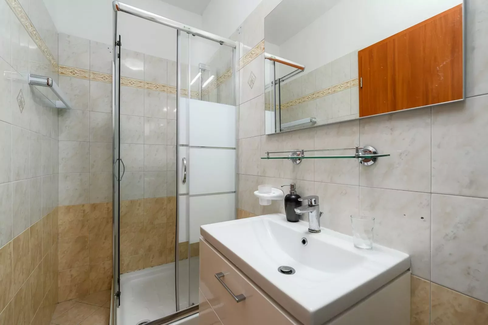 Lara 4 - Shared Pool, Sauna, Jacuzzi-Badkamer