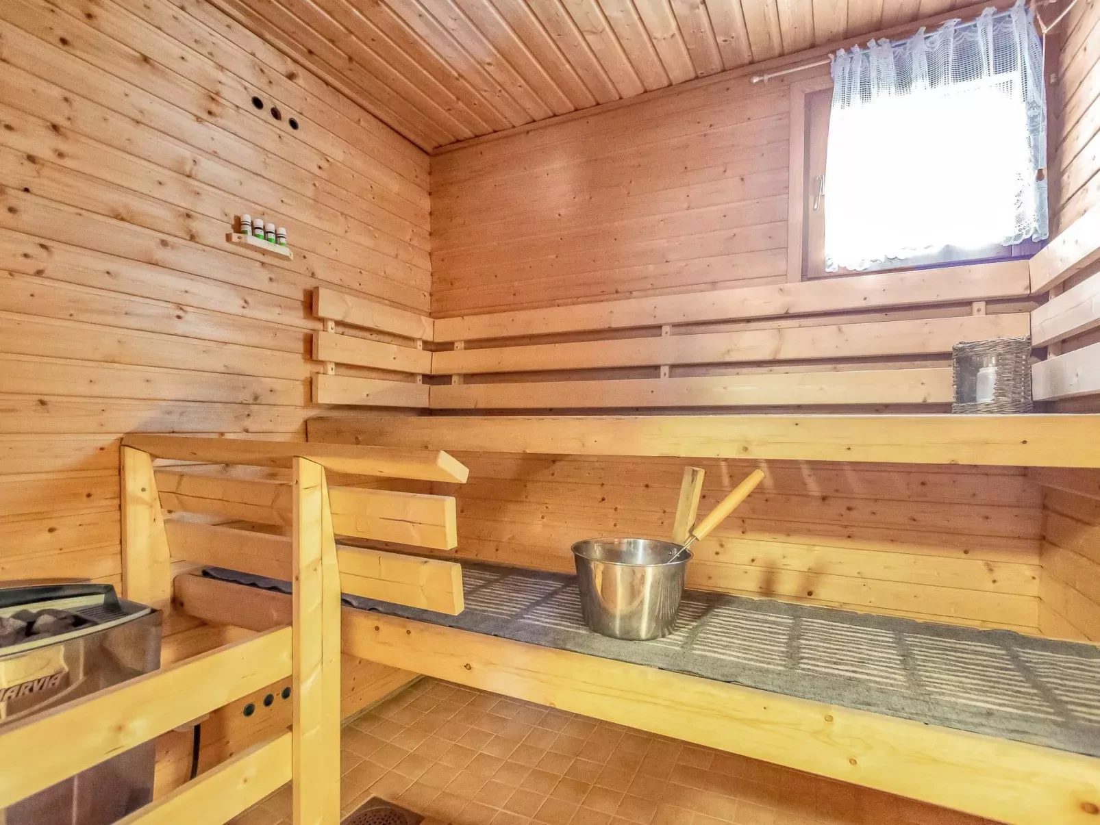 Ruokovirran mökki-Binnen