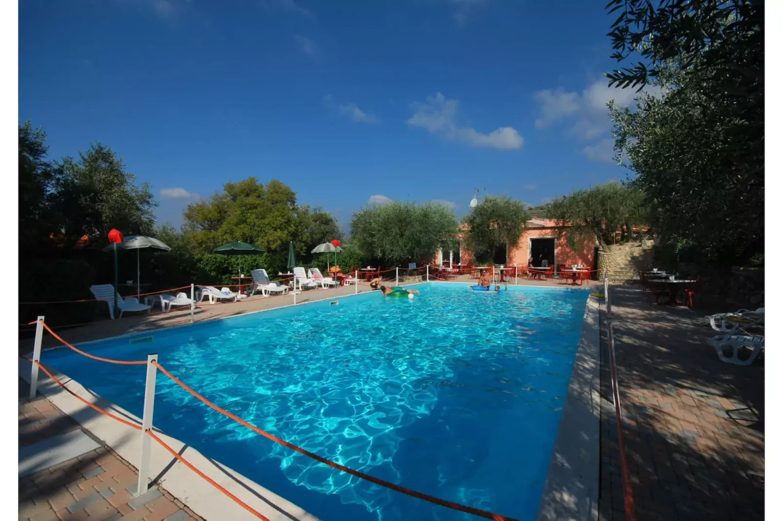 Villaggio Borgoverde TWO-ROOM APARTMENT 5 PAX - B5-Buitenkant zomer