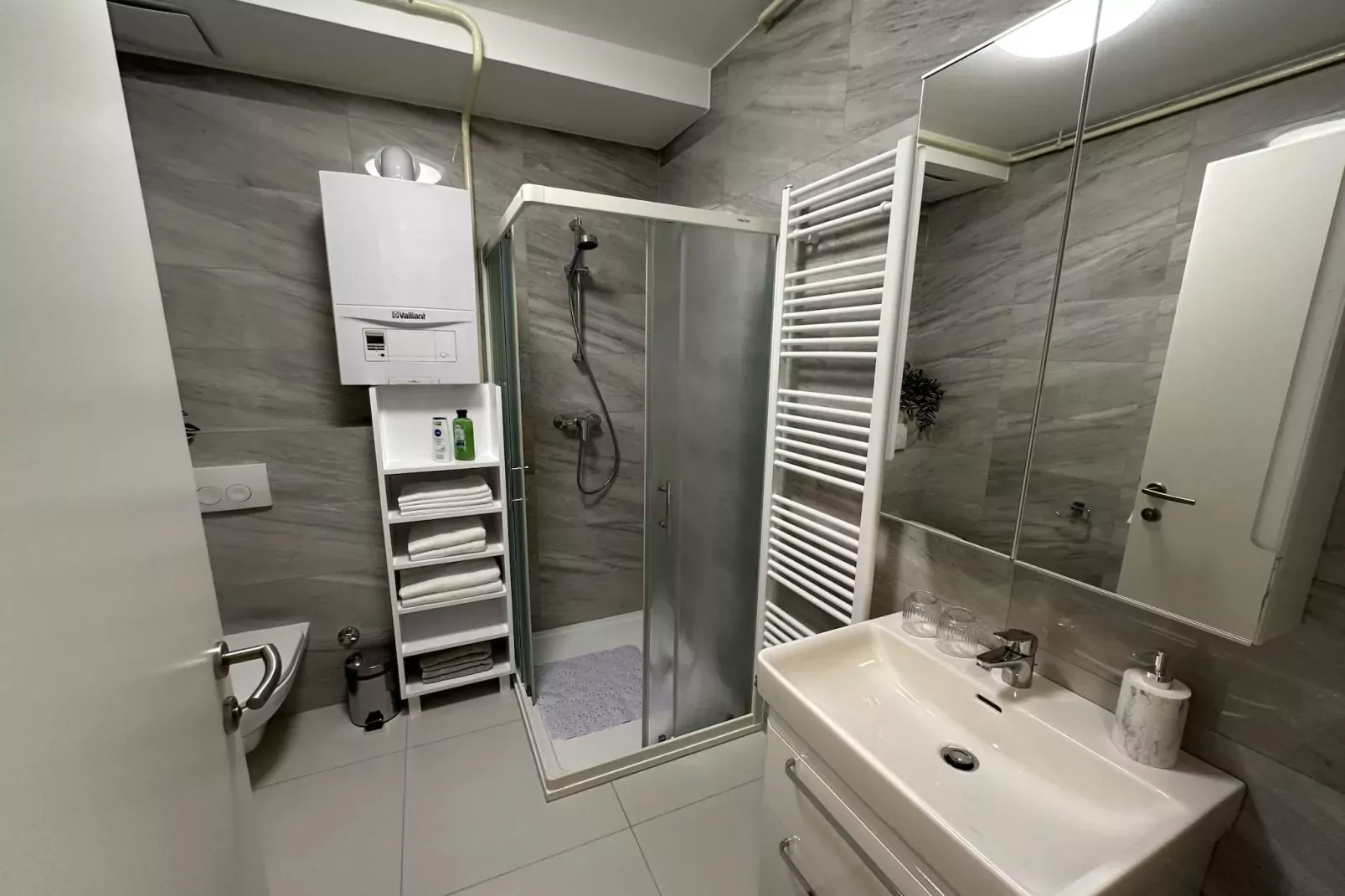 Cozy Retreat in Krapinske Toplice: Comfort and Prime Location with Pivate Parking - One Bedroom Apartment-Badkamer