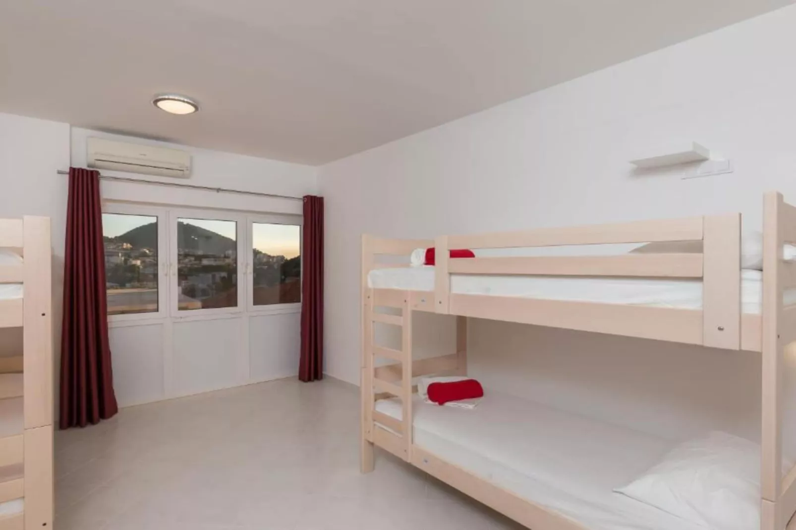 Hostel Free Bird - Bed in Five Bed Mixed Dormitory Room 4  (F)-Slaapkamer