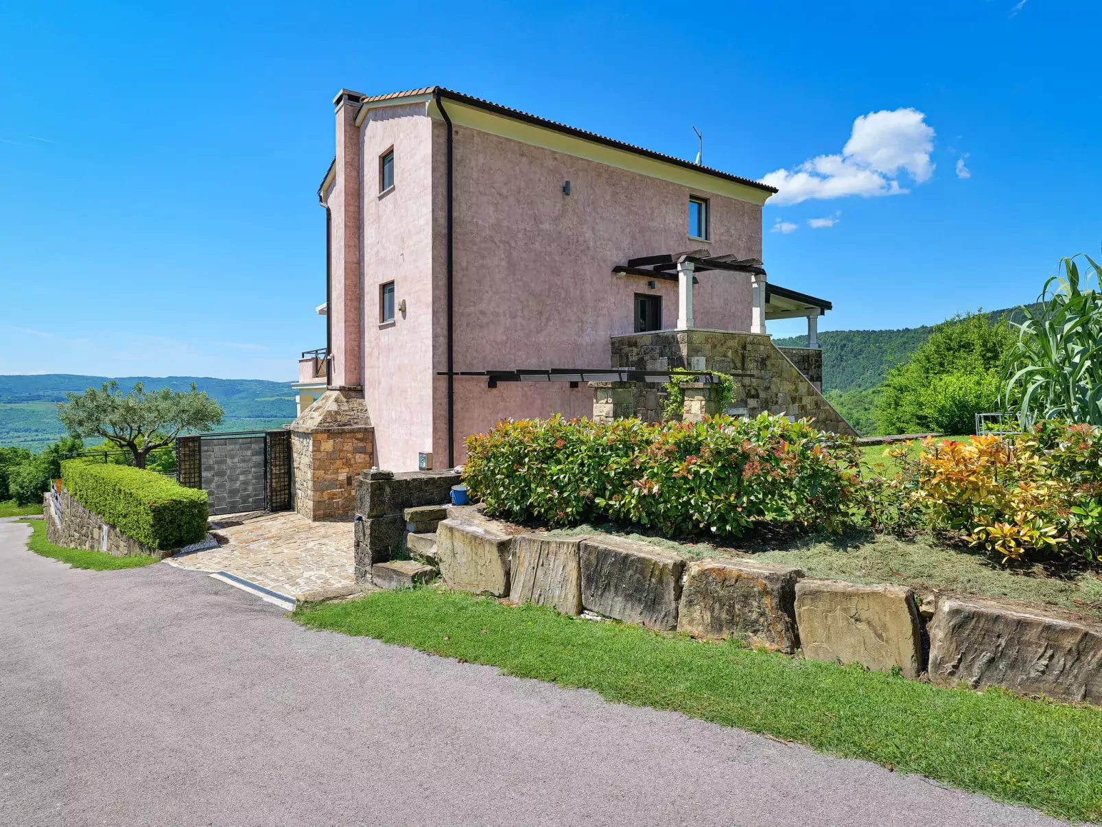 Villa Over the Hilltop-Buiten