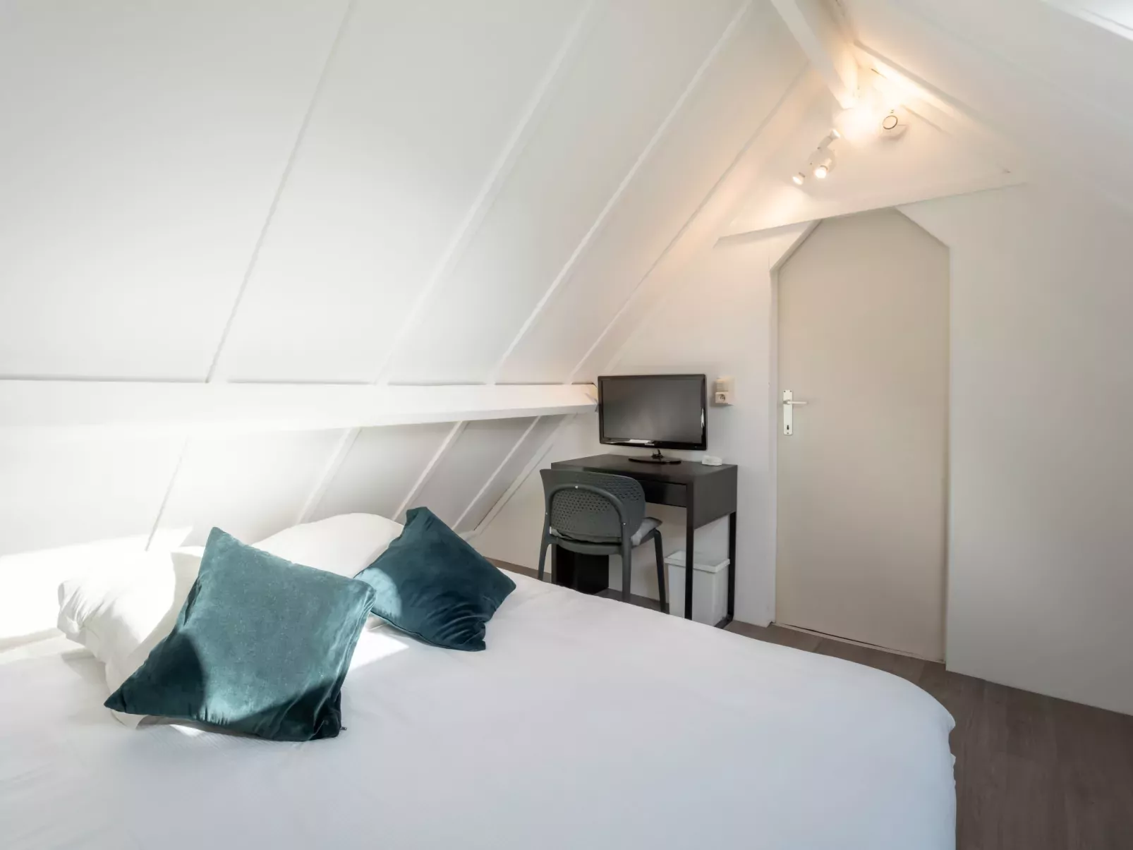Beluga with parking and shared pool-Binnen