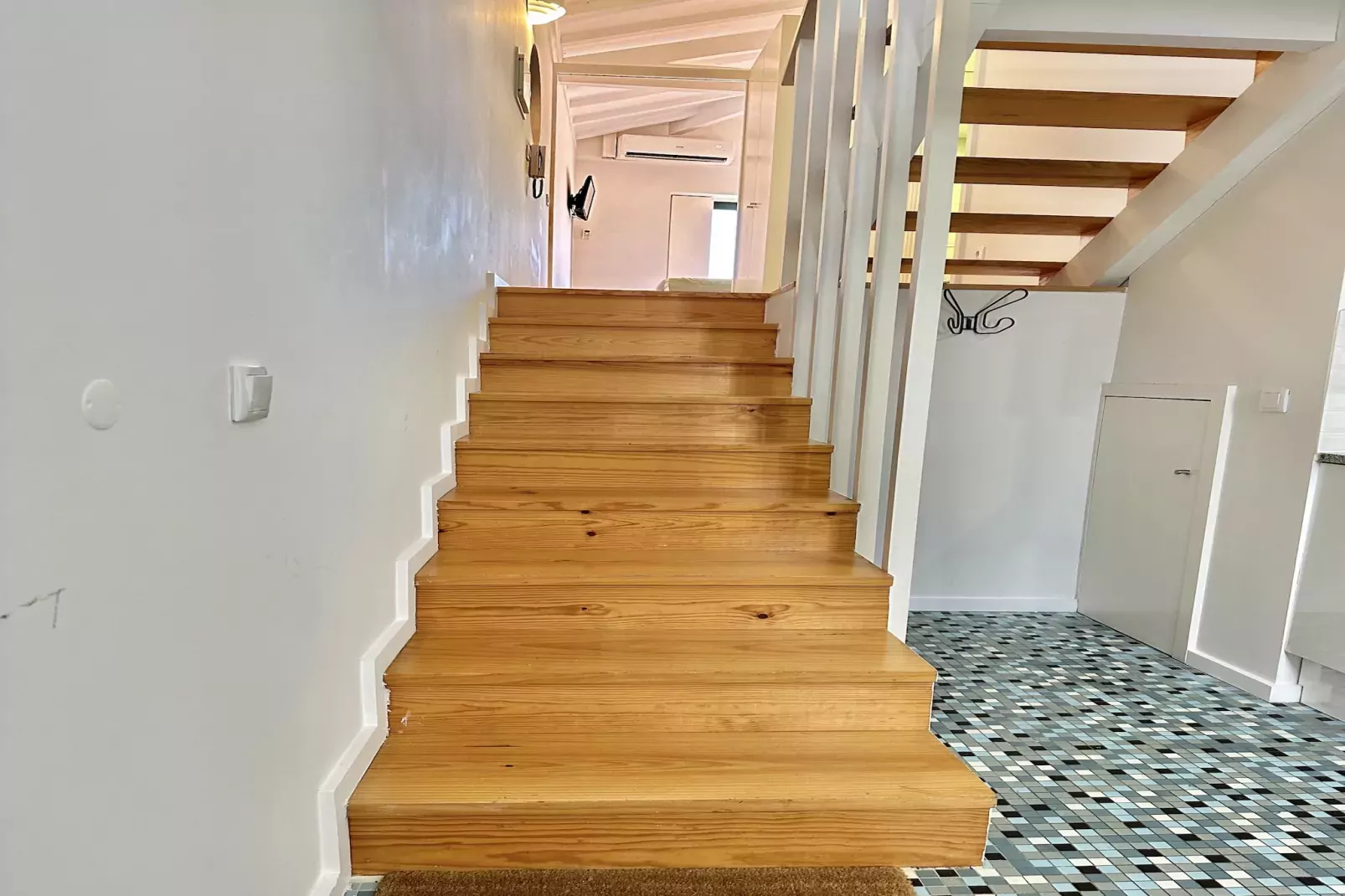 YOUROPO - Typical House 3-Overloop