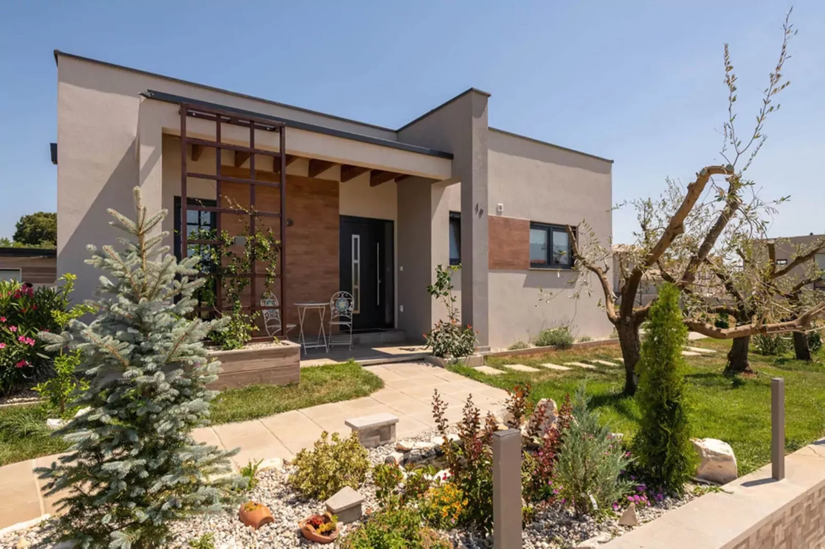 Villa Lily with Private Pool and a Lovely Garden-Tuinen zomer