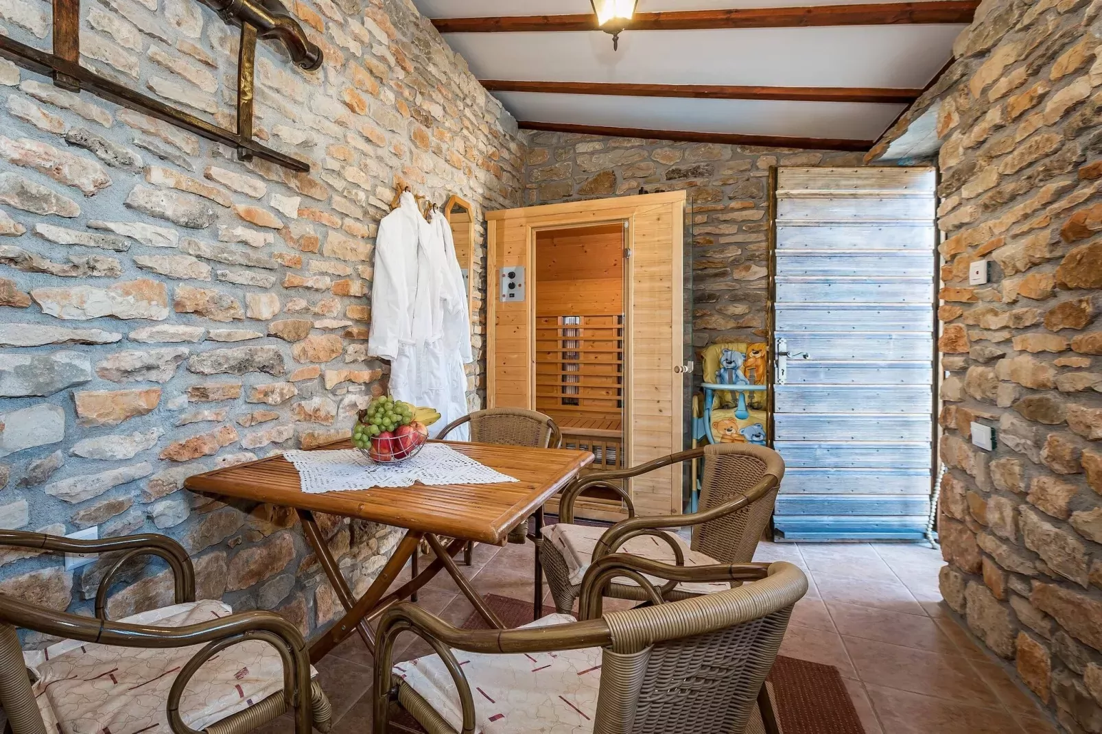Rural House Gluić-Eetkamer