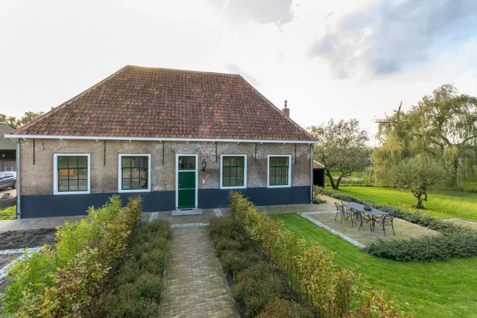 Vakantiehuis 'Boerderij Molenhof' - Stationsweg 5  Heinkenszand-Buitenkant zomer