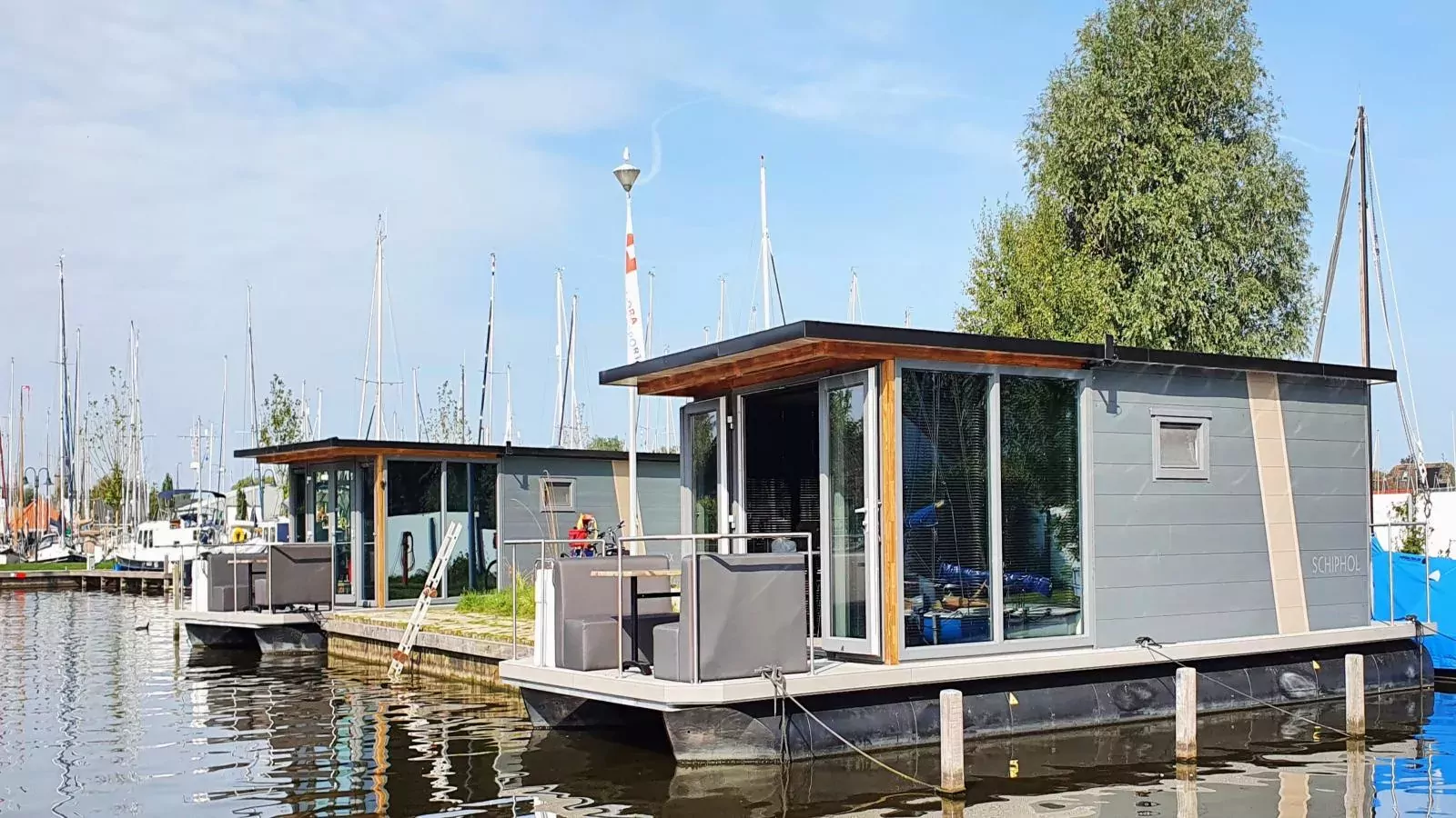 Floating in Heeg-Buitenkant zomer