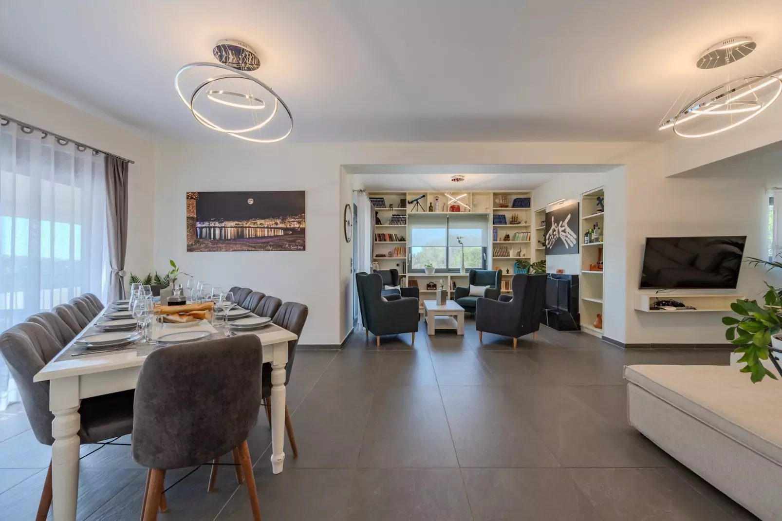 3A's Family Luxury Villa-Eetkamer