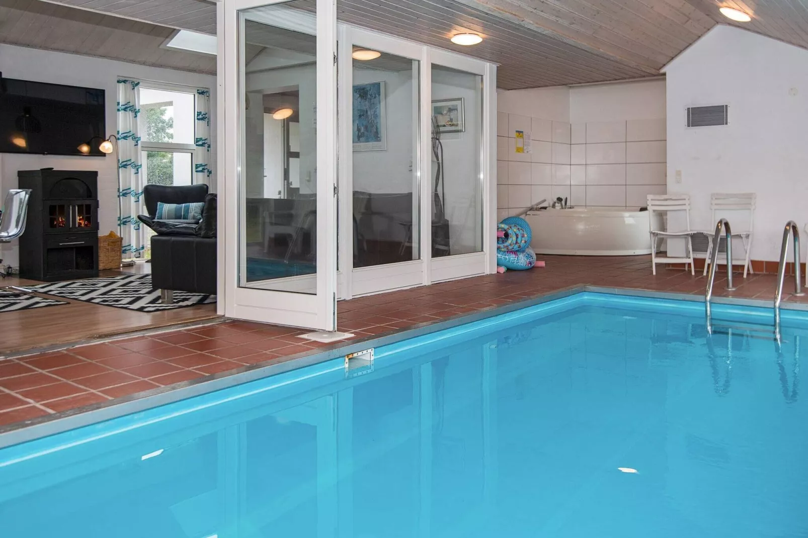 Rustgevende vakantiewoning in Ebeltoft met whirlpool-Zwembad