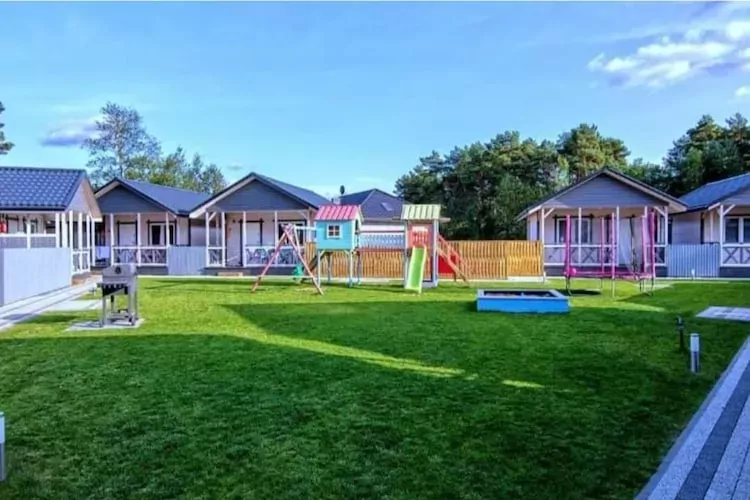 Parterowe domki wakacyjne Borne Sulinowo-Tuinen zomer