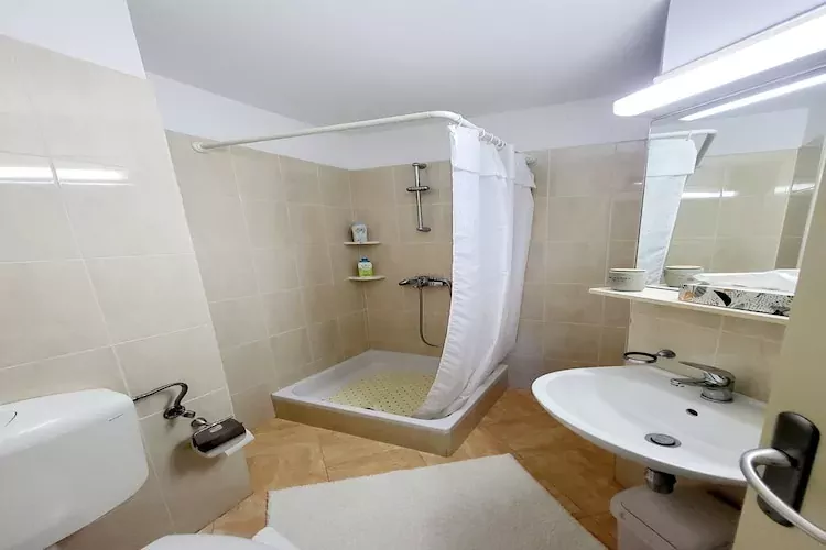 Green Terrace Apartment I - Studio Apartment with Terrace-Badkamer