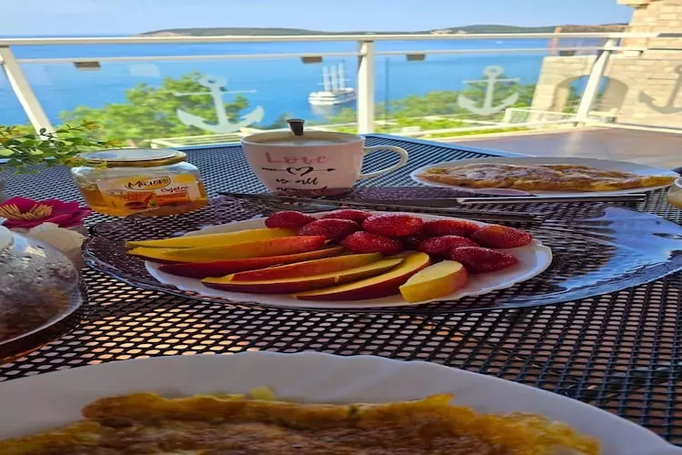 Indy's Beach Apartments- Studio Apartment with Patio and Sea View-Terras