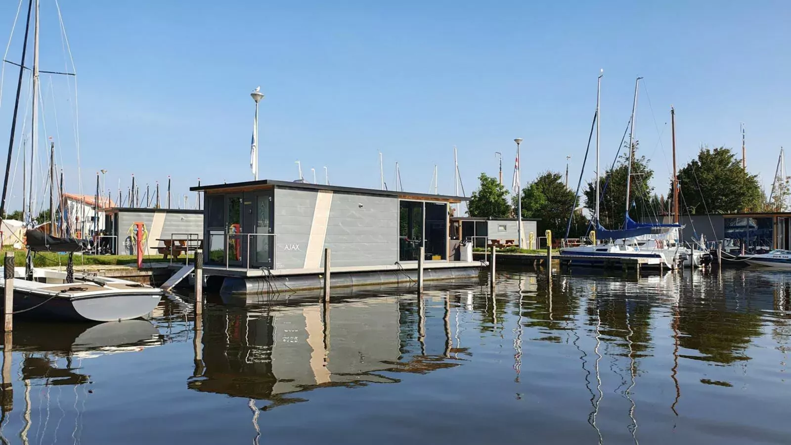 Floating in Heeg-Buitenkant zomer